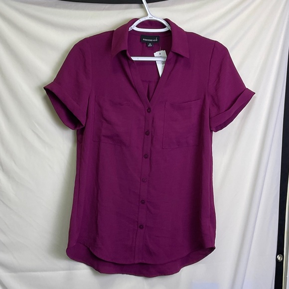 Fortune + Ivy Tops - Fortune + Ivy Short-Sleeve Button-Down Shirt in Burgundy